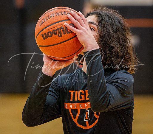 Ipswich vs Amesbury Boys HS Varsity Basketball 2024_01-26_07-27-30_AB5W6009_@TimCardew_2024-Enhanced-NR