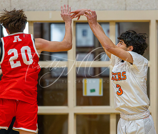 Ipswich vs Amesbury Boys HS Varsity Basketball 2024_01-26_08-07-33_DT7T6034_@TimCardew_2024-Enhanced-NR