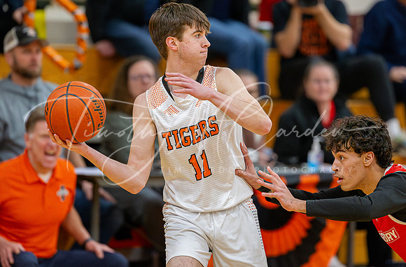Ipswich vs Amesbury Boys HS Varsity Basketball 2024_01-26_08-08-31_DT7T6074_@TimCardew_2024-Enhanced-NR