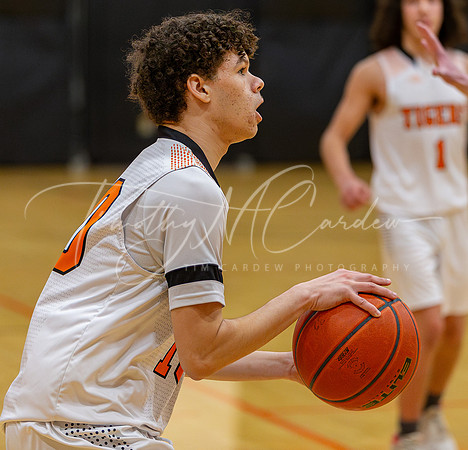 Ipswich vs Amesbury Boys HS Varsity Basketball 2024_01-26_08-35-00_AB5W6686_@TimCardew_2024-Enhanced-NR