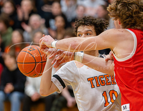 Ipswich vs Amesbury Boys HS Varsity Basketball 2024_01-26_08-38-58_AB5W6876_@TimCardew_2024-Enhanced-NR